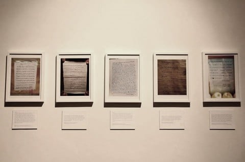 Last Words, l'opera prima di essere coperta al Dhaka Art Summit (foto widewalls.ch)