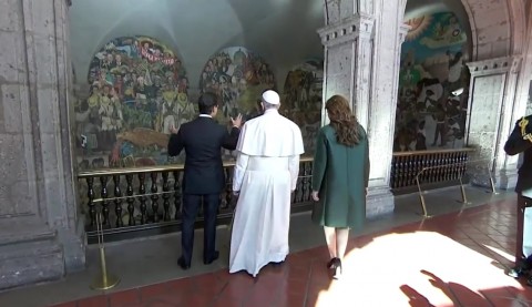 Papa Francesco visita gli affreschi di Diego Rivera (foto elsiglodetorreon.com.mx)
