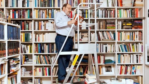 Umberto Eco nella sua biblioteca