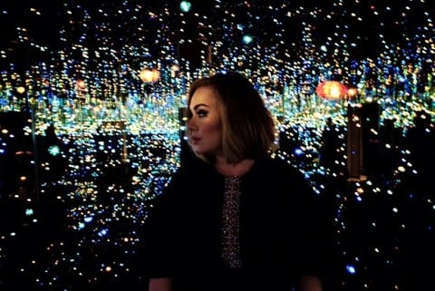 Adele nella Infinity Room di Yayoy Kusama