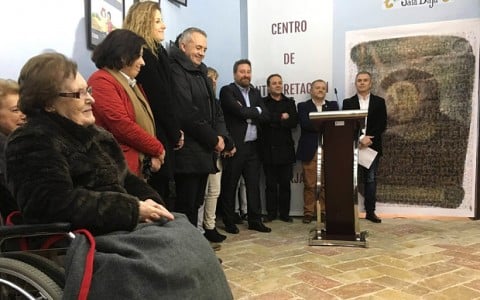 Cecilia Gimenez all'inaugurazione del nuovo centro a Borja, Zaragoza (foto- AP Photo_Javier Vinuela)