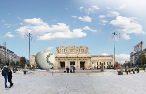 La Mela Reintegrata di Pistoletto in Piazza Duca d'Aosta, Milano