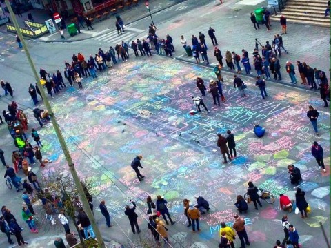 Le scritte realizzate con i gessetti a Bruxelles