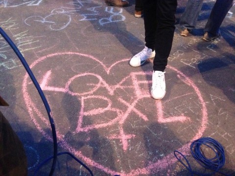 Le scritte realizzate con i gessetti a Bruxelles