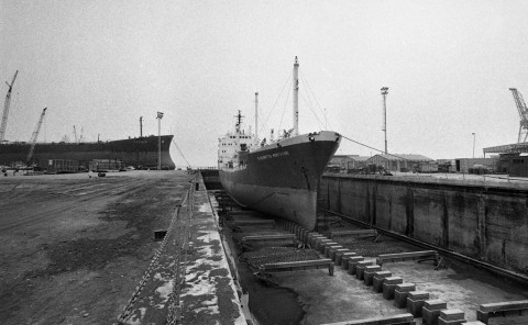 Mario Dondero, La nave Elisabetta Montanari nel Cantiere Mecnavi, marzo 1987