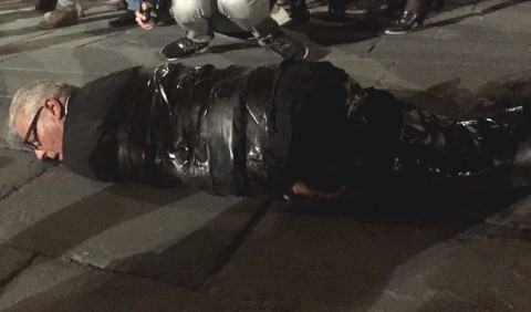 Performance di Jan Fabre in Piazza della Signoria, Firenze (foto Cristiana Margiacchi)