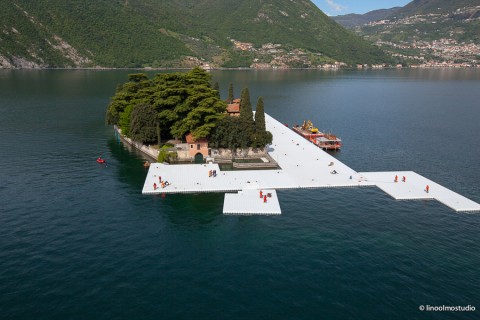 Christo, The Floating Piers, Lago d’Iseo, work in progress (foto Linoolmostudio) 