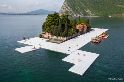Christo, The Floating Piers, Lago d’Iseo, work in progress (foto Linoolmostudio) 