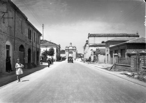 Documentazione ANAS ante 1949. La Via Emilia, Atelier Vasari Roma, Emilia Romagna 1948-49 - Courtesy CSAC Università di Parm--Sezione Fotografia