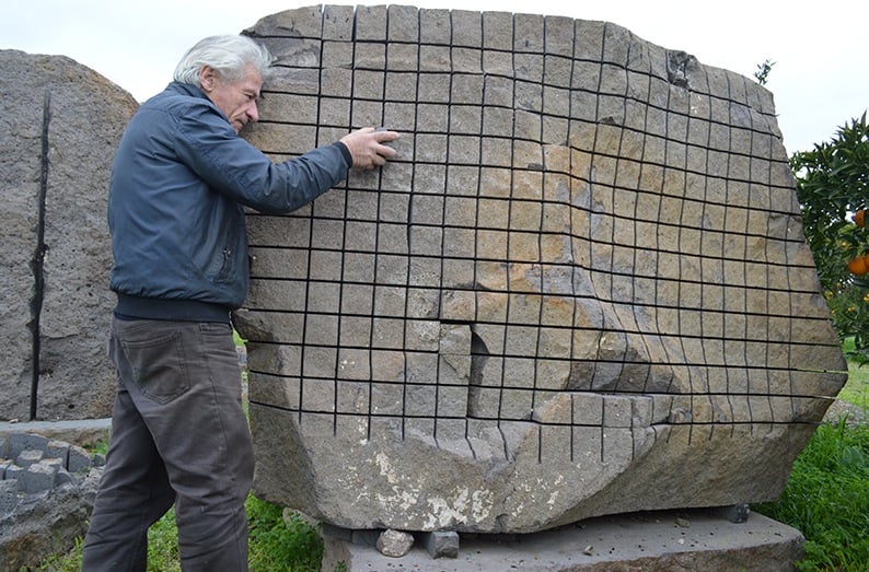 Pinuccio Sciola suona una sua scultura a San Sperate