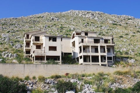 Uno scheletro edilizio a Pizzo Sella, Palermo - foto © Fare Ala