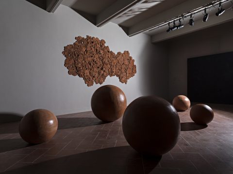Luigi-Mainolfi, Sfere di Castellamonte, 2015-terracotta e Chioma, 1985, ph Aurelio-Amendola