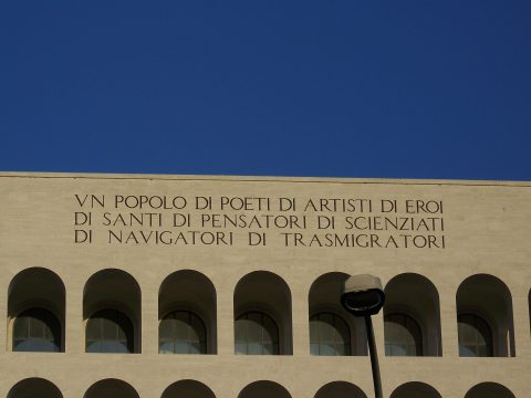 La scritta che sormonta il Colosseo Quadrato - foto Stefano Petroni by Flickr
