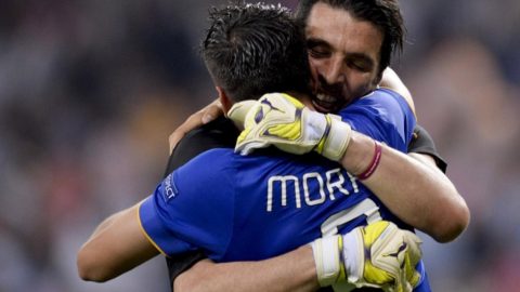 Un abbraccio fra Gigi Buffon e Alvaro Morata