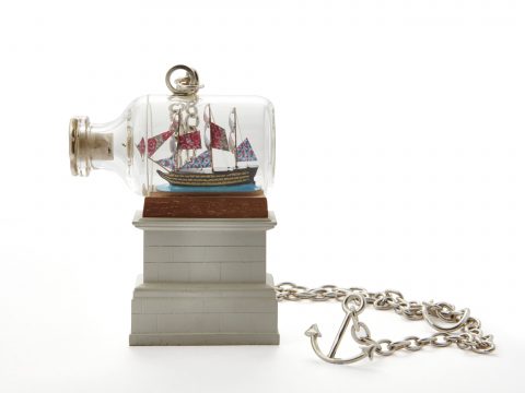 Yinka Shonibare, MBE Nelson's Ship in a bottle, pendente, resina, vetro, legno e argento, 2011 Louisa Guinness, London