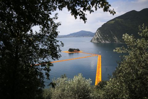 Christo, The Floating Piers, veduta dell'installazione sul lago d'Iseo, 18 giugno 2016. Photo by MARCO BERTORELLO/AFP/Getty Images