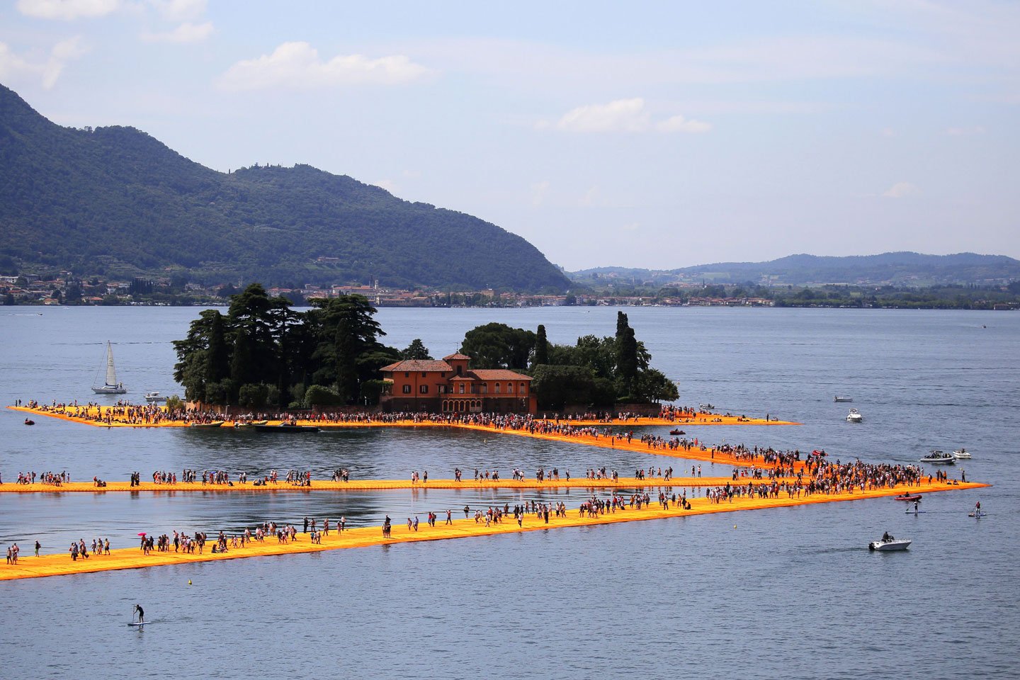 Christo, The Floating Piers, veduta dell'installazione sul lago d'Iseo, 18 giugno 2016. Photo by MARCO BERTORELLO/AFP/Getty Images