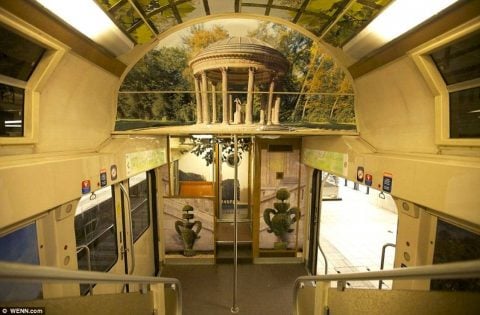 Un vagone decorato a tema del treno SNCF Parigi-Versailles