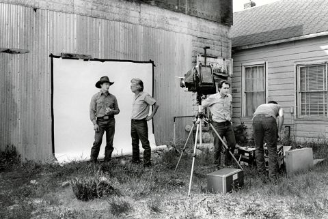 Richard Avedon al lavoro sul set di "In the American West" - foto di Laura Wison