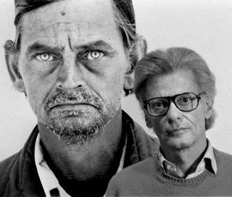 Richard Avedon in posa con uno dei ritratti della serie "In The American West" (Jack Manning / New York Times)