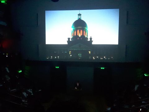 Alfredo Jaar durante la lectio alla Royal Institution, 2016