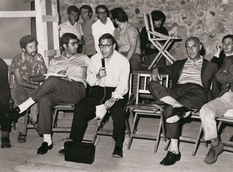 Assemblea organizzata durante la mostra Arte povera più azioni povere, Amalfi, ottobre 1968 – courtesy Fondazione Menna, Salerno-Roma. Da sx in basso: Achille Bonito Oliva, Germano Celant, Filiberto Menna e Gillo Dorfles; da sx in alto: Valerio Ferrara, Marcello Rumma e Angelo Trimarco