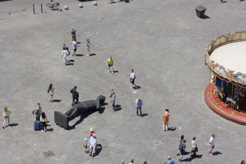 Il David nero in Piazza della Repubblica, a Firenze - foto Serge Domingie