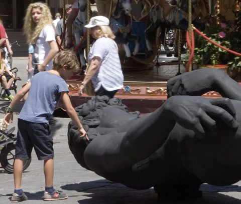 Il David nero in Piazza della Repubblica, a Firenze - foto Serge Domingie