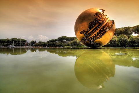 La fontana con la Sfera Grande di Arnaldo Pomodoro, Piazzale della Farnesina, Roma - foto Riccardo Cuppini via Flickr