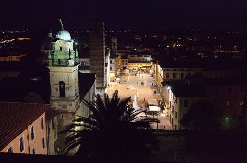 Pietrasanta, Piazza del Duomo, photo Hpschaefer