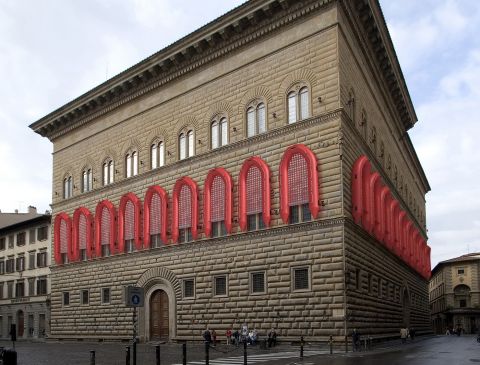 Reframe/Nuova cornice, 2016, PVC, policarbonato, gomma, cm 650 x 325 x 75  ciascuno (22 gommoni di salvataggio). Courtesy Ai Weiwei Studio