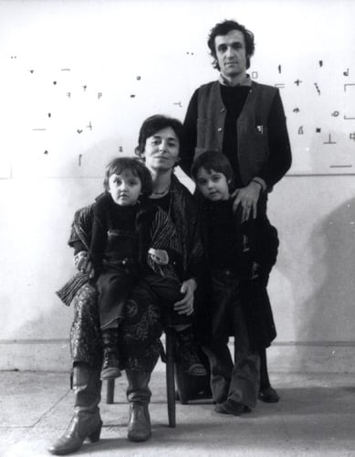 Alighiero Boetti con Anne Marie, Agata e Matteo - Roma, 1975 - photo © Giorgio Colombo, Milano