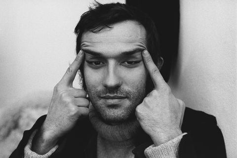 Alighiero Boetti mentre fa il cinese all'inaugurazione della mostra di Mel Bochner, Milano 1970 - photo Giorgio Colombo