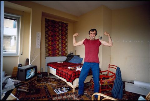 Alighiero Boetti mostra i muscoli, 20 maggio 1985 – photo © Giorgio Colombo, Milano