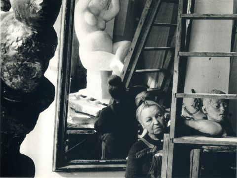 Antonietta Raphaël nello studio di Roma con La grande genesi, 1965