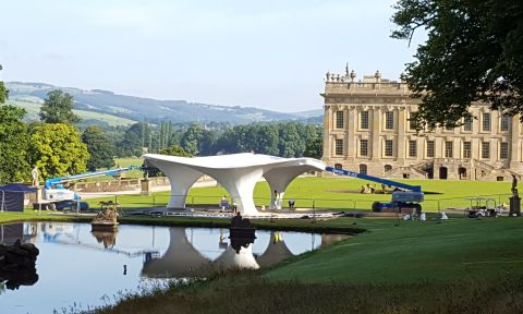 Il Serpentine Pavilion di Zaha Hadid installato a Chatsworth House