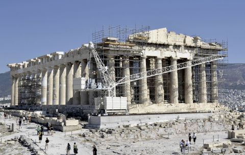 La facciata del Partenone deturpata dalla gru
