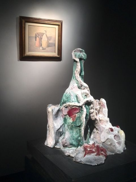 Leoncillo, Natura morta con bottiglia e polipo (1943) e Giorgio Morandi, Senza titolo (1962), installation view, Hic Sunt Leones, L'Attico, Roma 2015