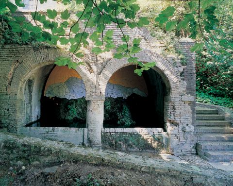 Luisa Rabbia, Il riposo del tempo, 2004 - installazione permanente alle Fonti Medievali di San Gimignano - Collezione GAM&C Raffaele de Grada, San Gimignano - l’opera poco dopo la sua installazione