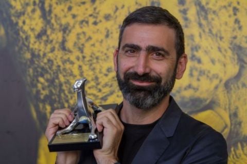 Yuri Ancarani con il premio vinto a Locarno