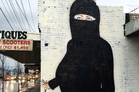 Lushsux, il murale con l'aggiunta del niqab