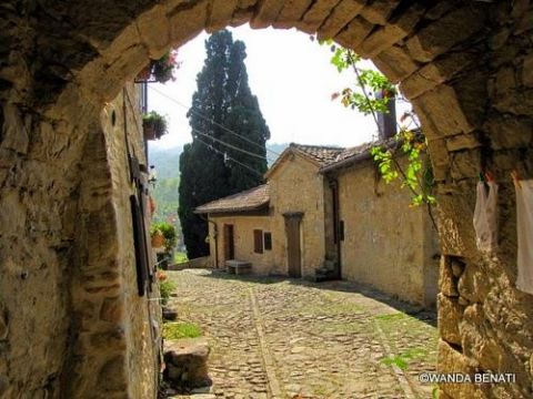Una veduta del borgo La Scola (Bo), che ospiterà L'Importanza di Essere Piccoli