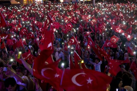 Turchia, manifestazione in piazza Taksim dopo il tentato golpe del 15 luglio 2016