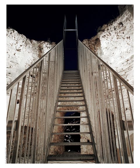 Cherubino Gambardella, dopo il sisma del 1980 ricomposizione e restauro allo stato di rudere della Torre dello Ziro ad Amalfi ( Salerno). Il belvedere e la scala in notturna