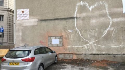 Love plane di Banksy, dopo lo strappo del particolare dell'aereo (foto bbc.com)