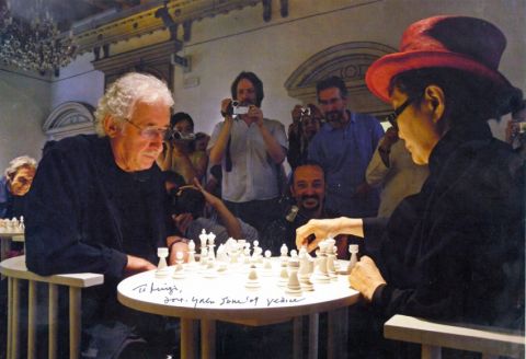 Luigi Bonotto e Yoko Ono giocano a scacchi