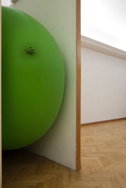 Daniele Pulze, The very very big green balloon's room, 2015 - latex balloon e comunicati stampa -  courtesy l'artista