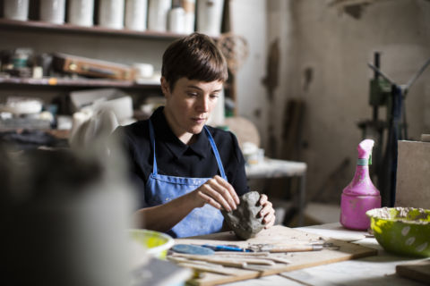 Emma Hart al lavoro nel suo studio presso il Museo Carlo Zauli - photo © Andrea Piffari - courtesy Collezione Maramotti