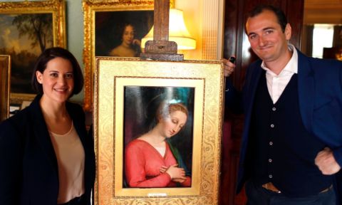 Jacky Klein e Bendor Grosvenor con l'opera attribuita a Raffaello (foto Andrew Staite - BBC - Tern Television)