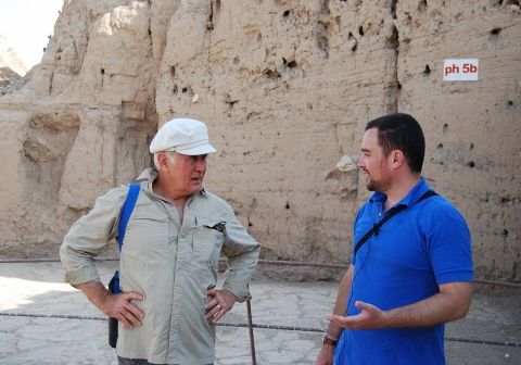 Marilyn Kelly-Buccellati e Giorgio Buccellati - Coraggio fra le rovine. L’archeologia come presenza morale in Siria, Conferenza al Museo Egizio di Torino - Martin Scheen tra i visitatori di Urkesh (480x336)